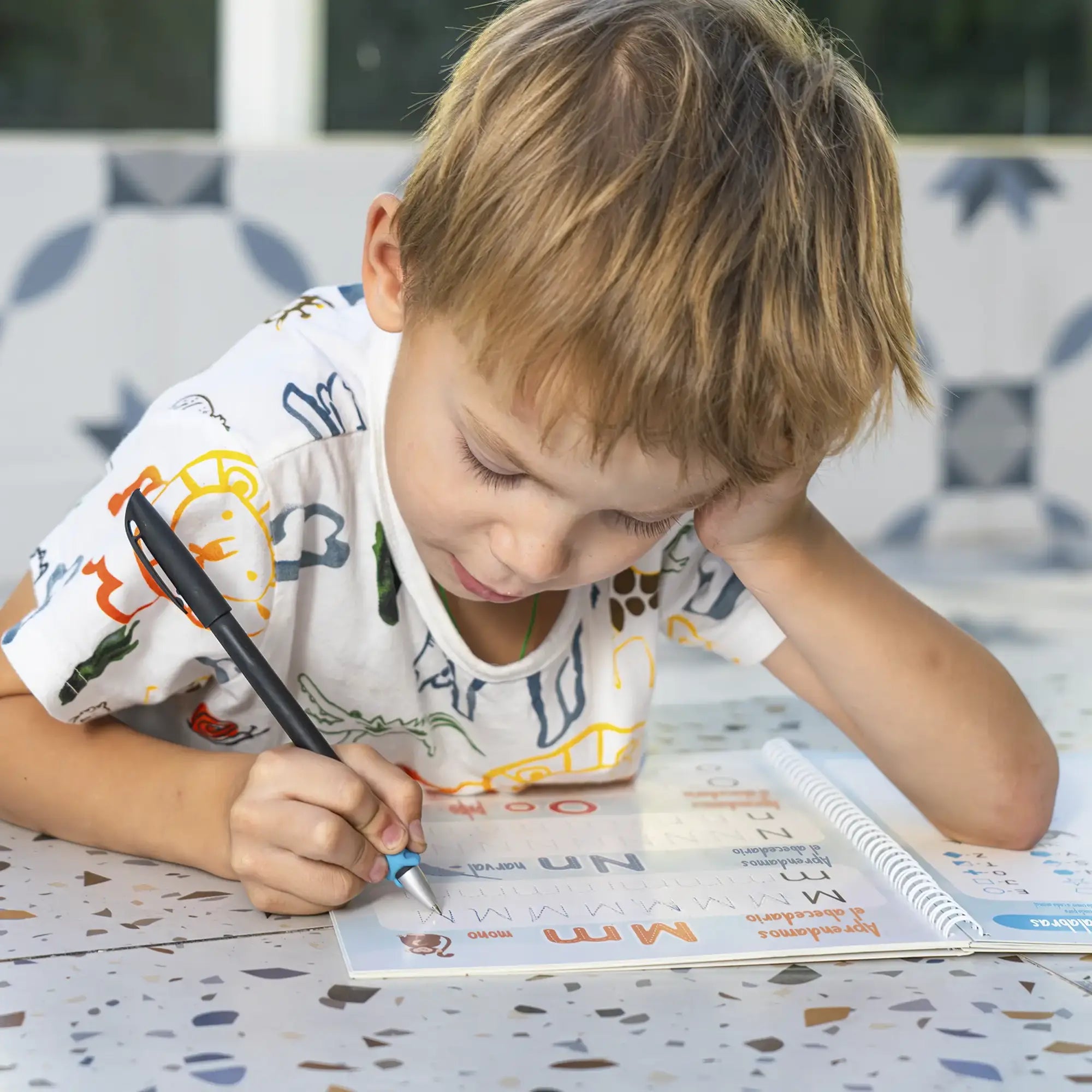 Kit de caligrafía KiddoSpace (4 A5 libros + 1 Agarre de Bolígrafo + 1 Bolígrafo de Tinta especial)